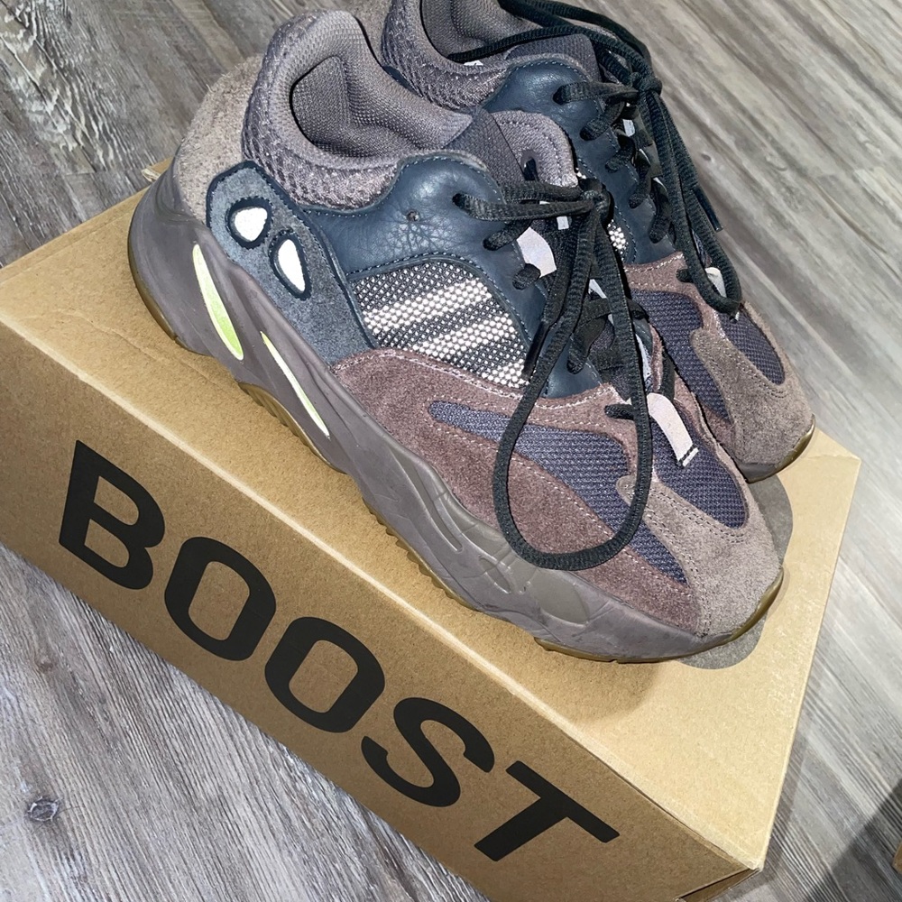 AUTHENTIC Yeezy Boost 700 Mauve!